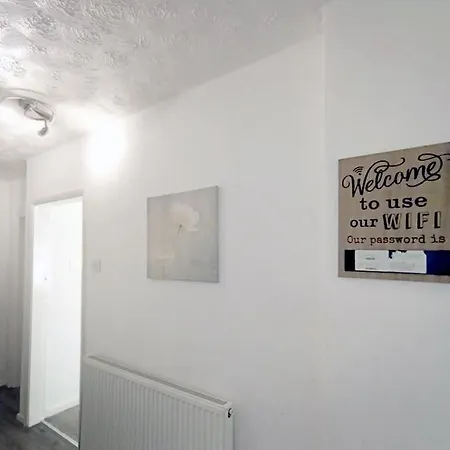 Cozy 4 Bedroom House In Smethwick With 4 Bathrooms Perfect For Contractors And Families